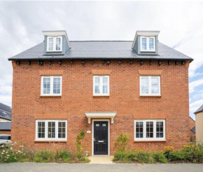 Lovely 5-Bed House in centre of Bicester Village